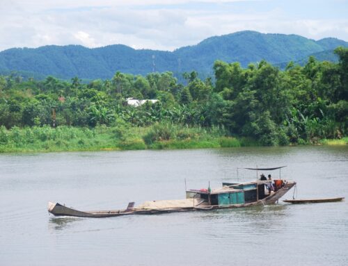 Lohikäärmeveneessä Parfyymijokea pitkin