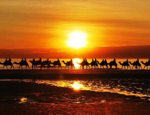 Varpaat hiekassa Broomessa